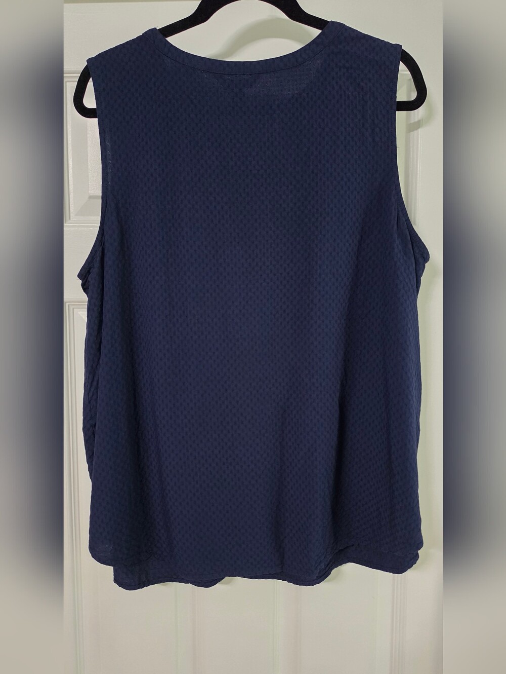 Croft & Barrow Navy Sleeveless Pintuck V-Notch Blouse, 2X - Picture 2 of 6
